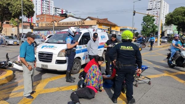 Par de heridos tras choque entre taxi y motocicleta en el centro de Bucaramanga