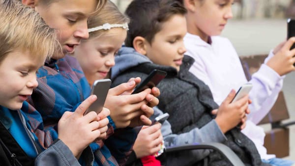 Congreso tramitará proyecto para regular uso de redes sociales en menores de 14 años