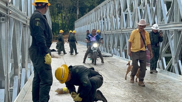 ingenieros militares conectan el sur de Santander con un puente