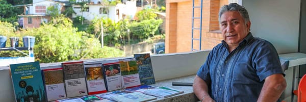 Profesor UDES presenta su gran obra literaria