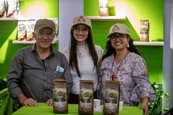 El café esparció su aroma y Neomundo se llenó de visitantes