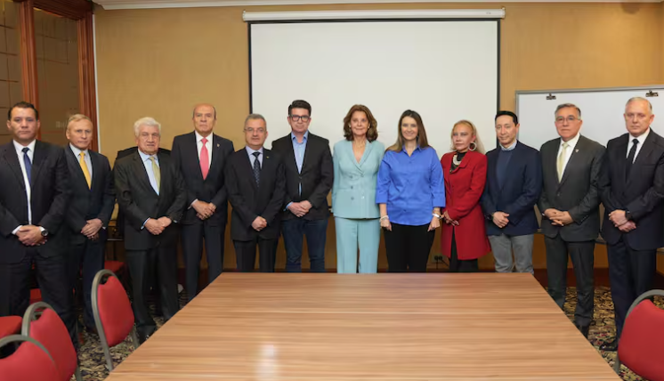 Cinco exministros de defensa y 32 generales en campaña presidencial de la senadora PALOMA Valencia