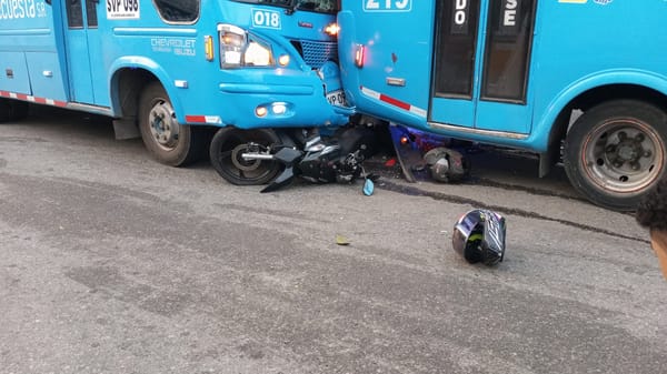 Niña muere ‘ensanduchada’ en choque de dos buses urbanos