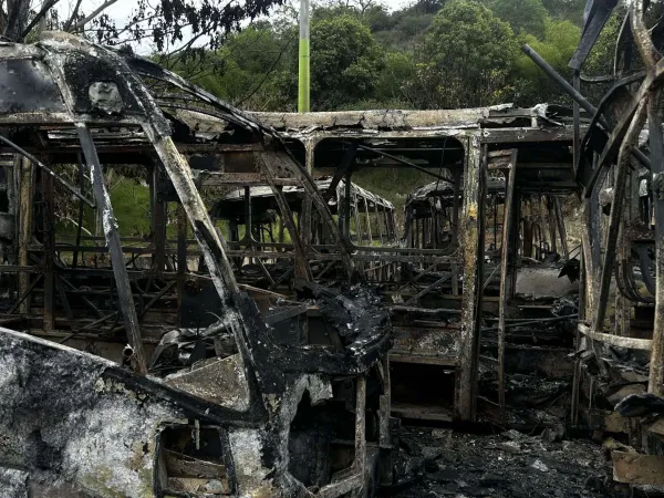 Registran grave incendio en estación de Metrolínea de Girón