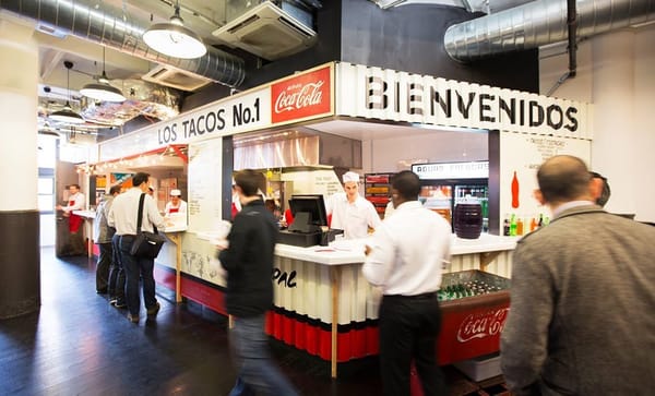 Turista prueba salsa picante y demanda al establecimiento