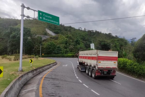 Nueva tragedia en vía de Santander, carga de tractomula cayó sobre polizones tras violento choque