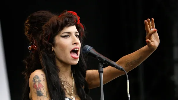 Padre de Amy Winehouse pierde demanda por venta de objetos personales de la cantante