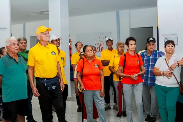 Adultos mayores visitan por primera vez el BIT