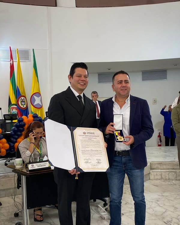 Condecoración al neurocirujano William Omar Contreras López