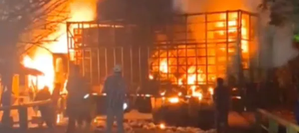 ¡Qué bárbaros! Los desadaptados de las disidencias incendian camión lleno de pollos vivos