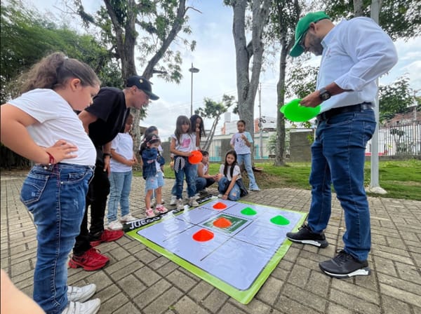 Niños juegan y aprenden en su mes de celebración