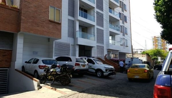 Hallan sin vida a una mujer mayor en edificio residencial