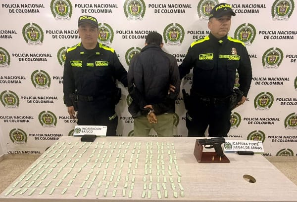 Trató de huir y fue capturado con un arma de fuego y 200 dosis de bazuco en Floridablanca