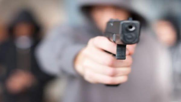 Ataque sicarial fulmina a hombre y mujer dentro de un vehículo
