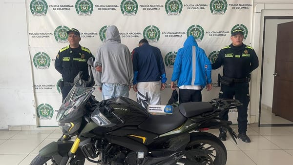 Caída de presuntos ladrones y recuperación exprés de motocicleta en Bucaramanga