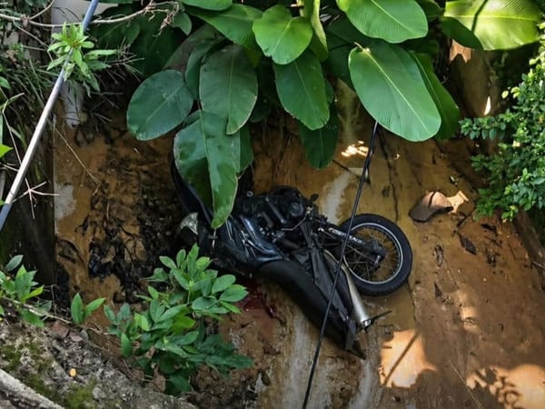 Tres en motocicleta terminan en un caño tras perder el control en vía Matanza, Santander
