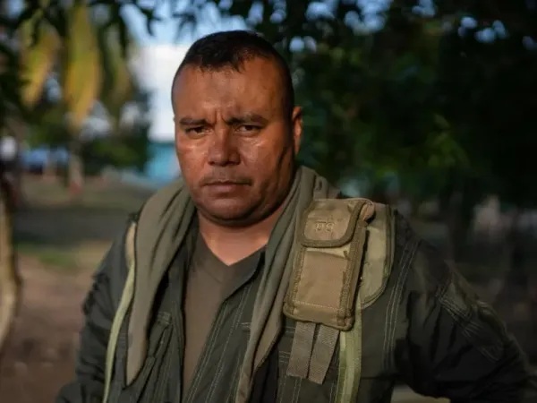 Alias Calarcá “gestor de paz” asesinando militares