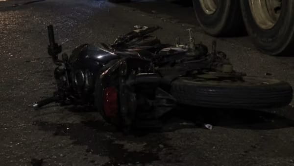 Fatal choque entre motocicleta y volqueta dejó un venezolano muerto en Barrancabermeja