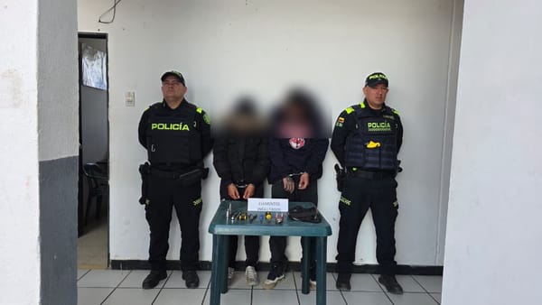 Cayeron con las ‘manos en los computadores’: pareja fue capturada tras robo en Santander