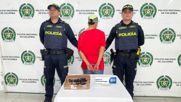 Vio a los policías y arrojó bolsa con un arma y munición