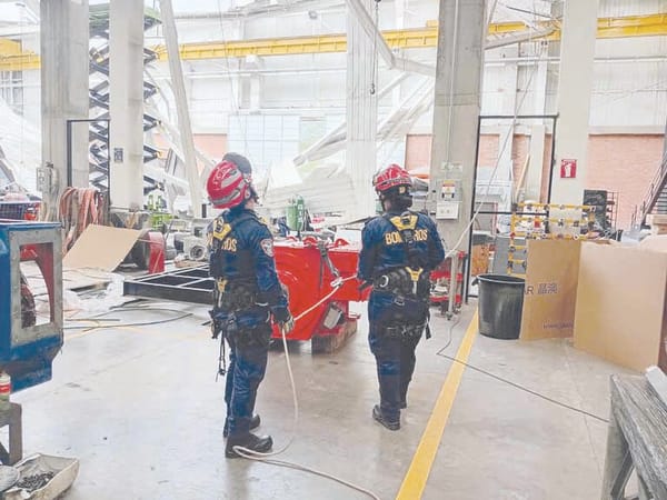 Tres heridos al colapsar  techo de bodega en Girón