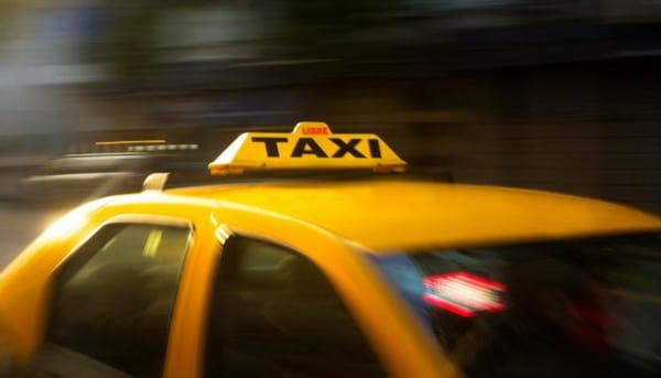 Taxista fue atacado luego de accidente con motociclista que iba en contravía en Santander
