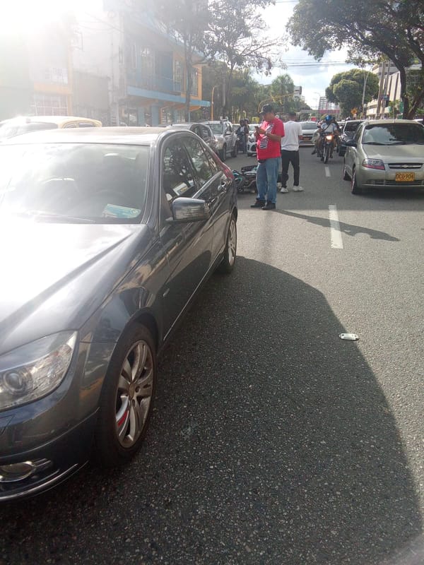Joven domiciliario resultó herido tras fuerte accidente en la carrera 27