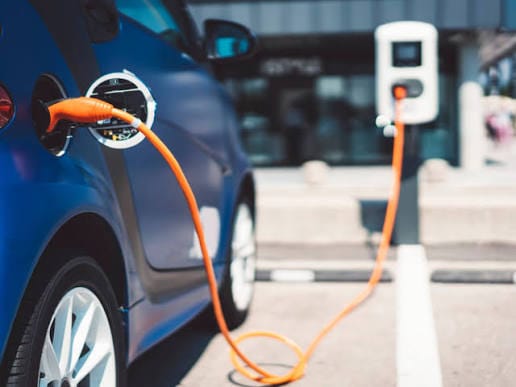 Tesla desata guerra de precios: más de 30 carros eléctricos e híbridos bajan de valor en Colombia