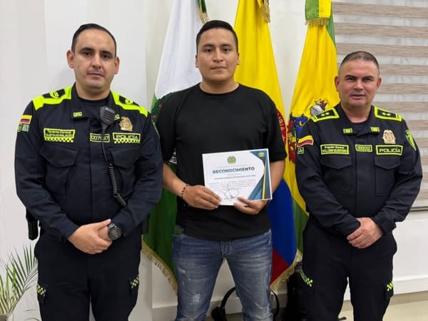 Condecoran a dos policías que frustraron robo en centro de Bucaramanga