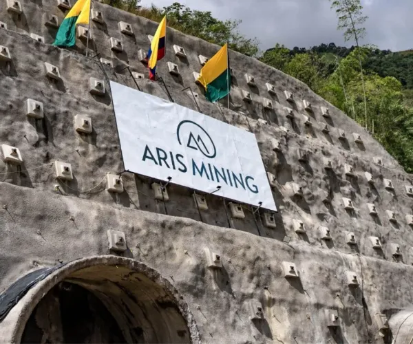 Aris Mining responde a versiones sobre su composición accionaria y desmarca a Serafino Iacono de la dirección de la compañía