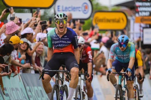 Olav Kooij ganó la etapa con final en Pau