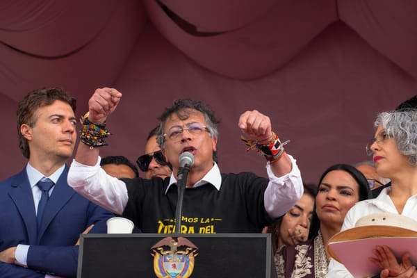 ¿Por qué la cúpula militar se retiró del discurso de Petro?