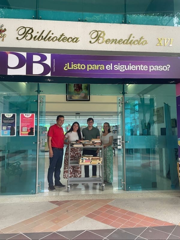 Egresados fortalecen la Biblioteca Benedicto XVI de la UPB Bucaramanga con donación bibliográfica