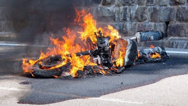 Presunto ladrón fue retenido por la comunidad y su motocicleta terminó incinerada en Bucaramanga