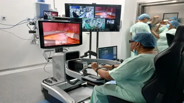 Desde Santander hasta la India: médico del HIC realizó compleja cirugía con apoyo de un robot a miles de kilómetros de distancia