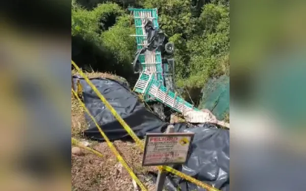 Volcamiento de camión desató emergencia que afectó a miles de usuarios en Lebrija
