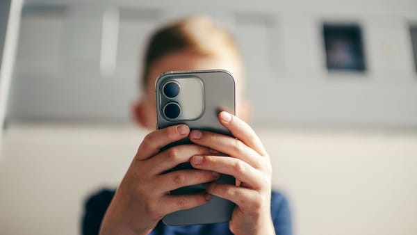 Francia prohíbe el acceso a redes sociales a menores de 15 años