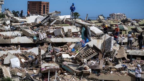 Saqueos agravan la crisis un mes después del doble sismo en La Guaira