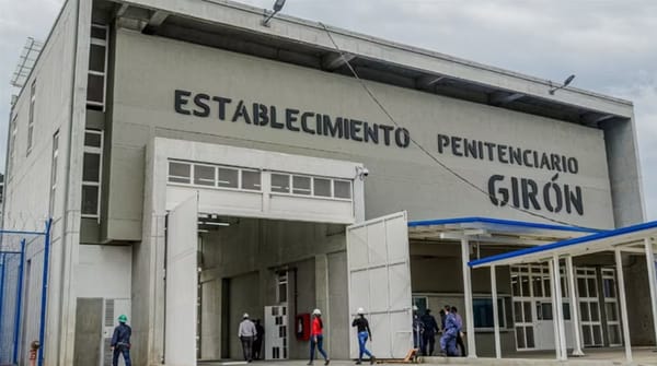 Diecisiete reclusos de alta peligrosidad fueron trasladados a la cárcel de Girón