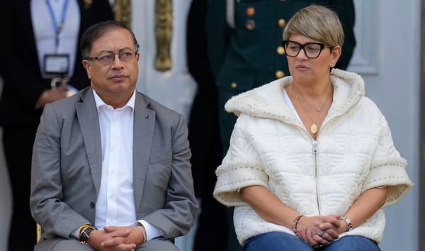 Petro se divorcia de Verónica Alcocer y se va del país