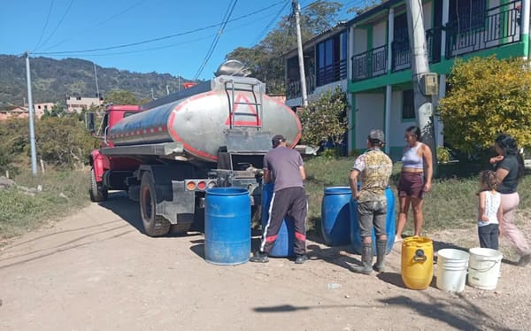 Cuatro carrotanques reparten  agua en Vélez ante los estragos de El Niño