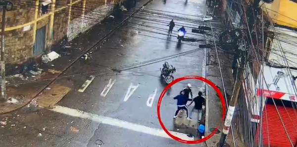 VIDEO | Lo atacaron en manada y huyeron en moto: cámaras de seguridad registraron riña que dejó un capturado en Bucaramanga
