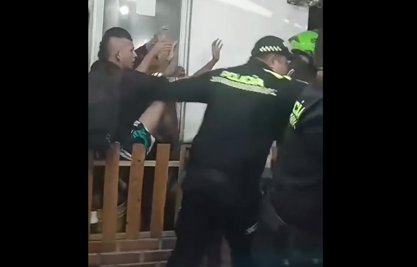 VIDEO: Comunidad retuvo y golpeó a presuntos ladrones en Matanza, Santander