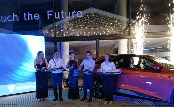 Inauguración nueva vitrina para apuesta de movilidad electrificada