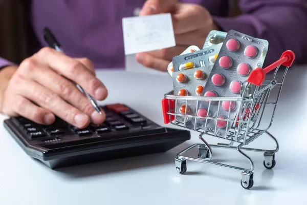 Ordenan crear política farmacéutica para frenar el abuso en los precios de los medicamentos