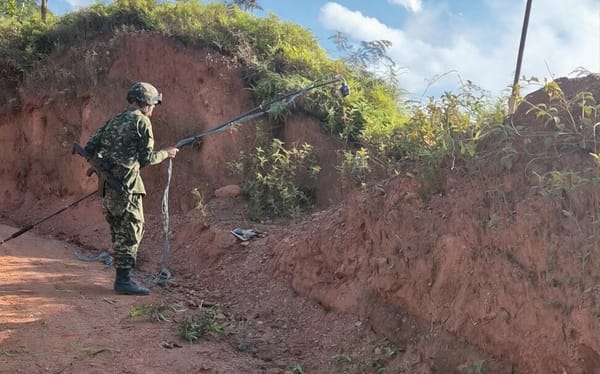 Neutralizan cilindro bomba oculto con bandera del ELN