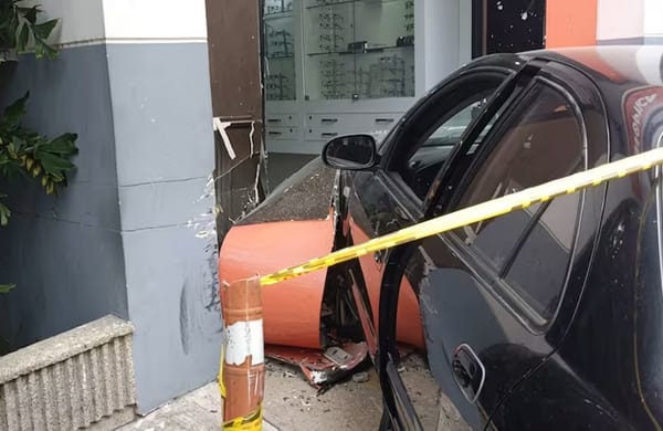 Mujer de 80 años perdió el control de su vehículo y arrasó con todo a su paso en Floridablanca