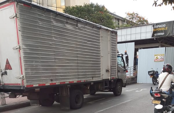 Abuso de conductor que parqueó ‘protegido’ por estación de Metrolínea