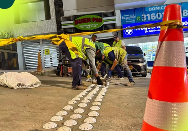 Seguridad peatonal marcada con estoperoles en las calles