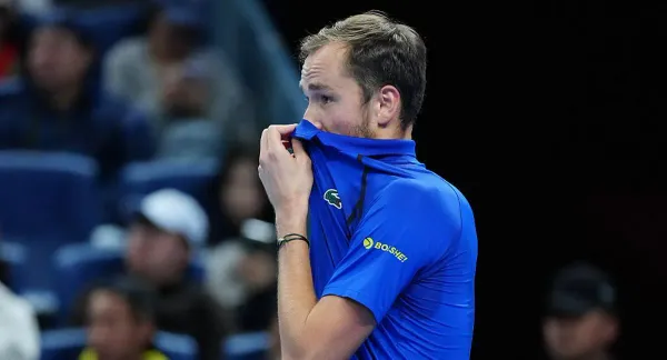 Medvedev fue descalificado tras golpear a un aficionado en Pekín